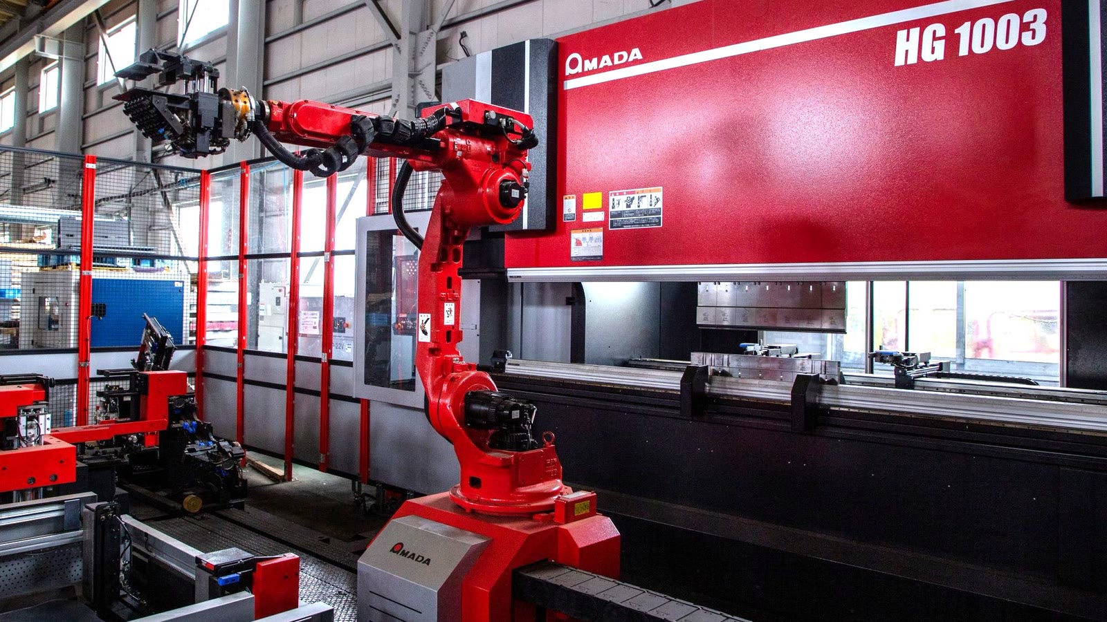 ベンディングロボットと曲げ加工機